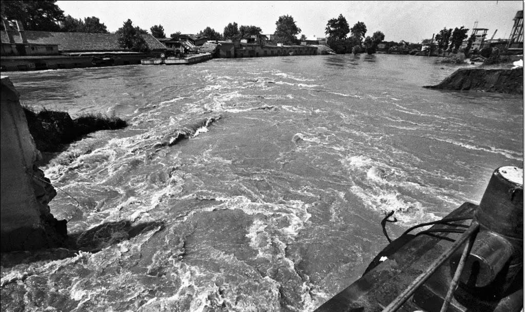 98抗洪爆破堤坝,98抗洪决堤口