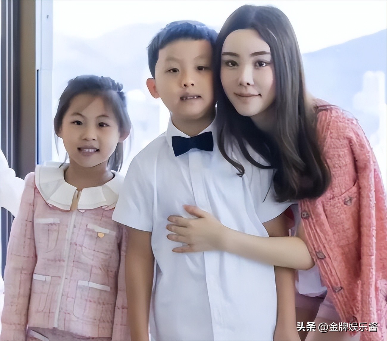 蔡天凤嫁入谭家后突然暴富：买大量的同款包，疑似帮夫家洗钱