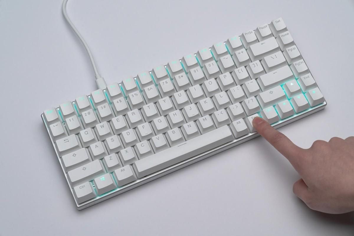 机械键盘cherry轴和非cherry轴,机械键盘哪个轴适合打字和打游戏