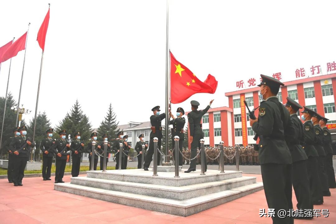 敬礼鲜艳的五星红旗,鲜艳五星红旗下敬礼视频