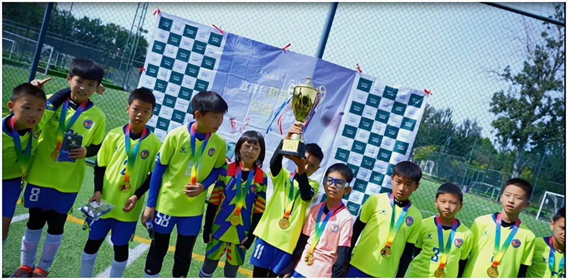 激发孩子们对足球的热爱与坚持,希望孩子们继续带着对足球的热爱