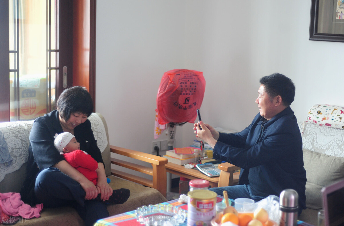 两代人带娃之间的代沟,爷爷奶奶带小孩有代沟吗