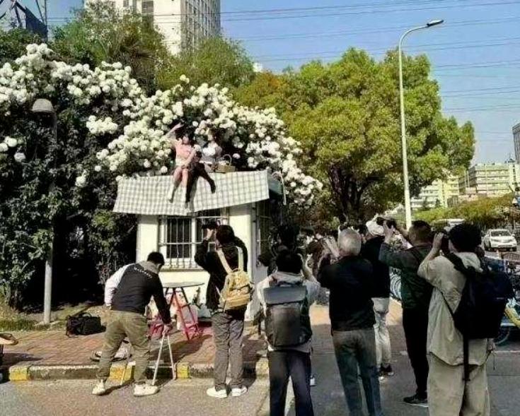 离谱到全网开骂的“玫瑰冰淇淋”事件:新型智商税,又来祸害人了