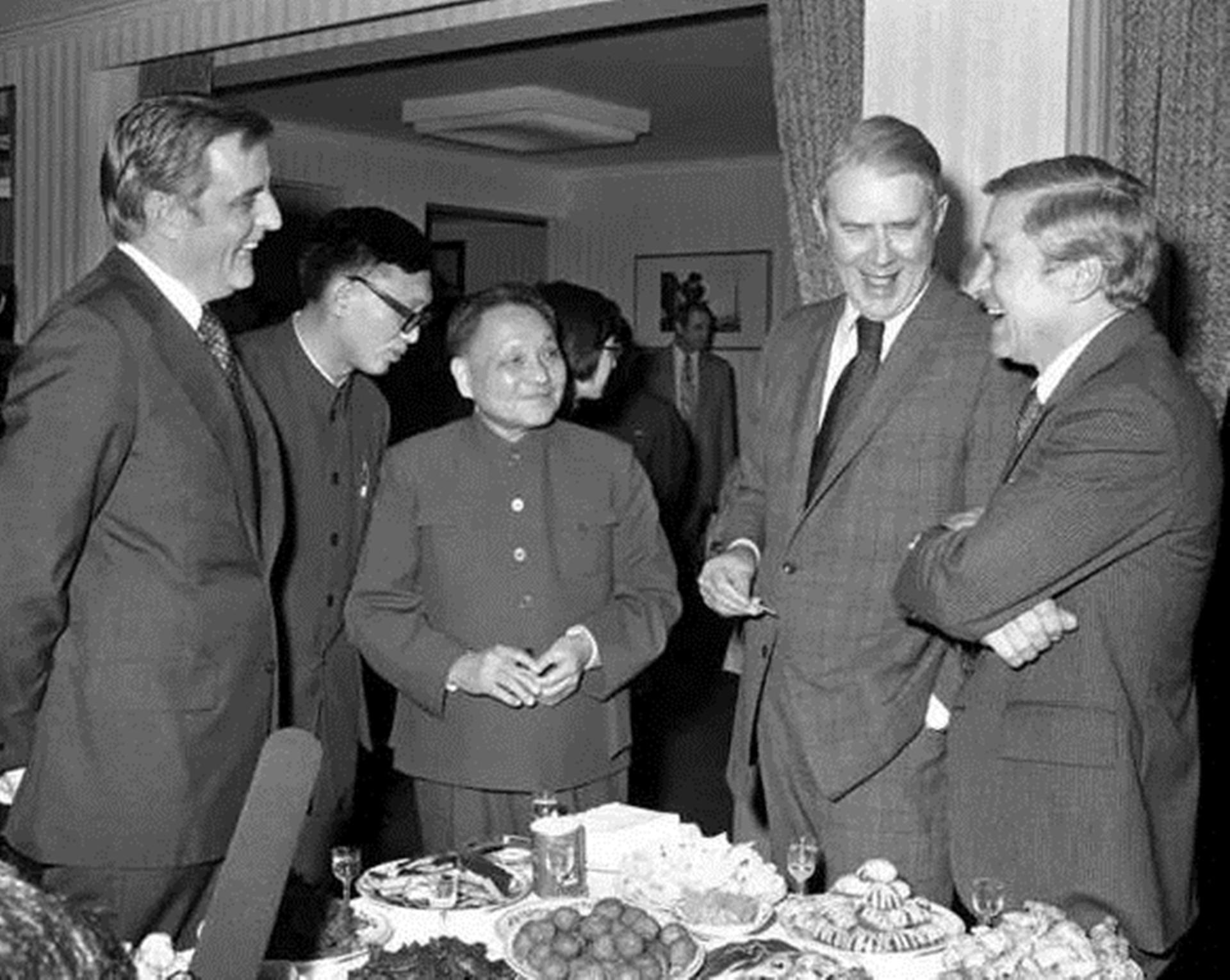 1977年，万斯提出三点无理要求，小平同志一句话让他闭嘴