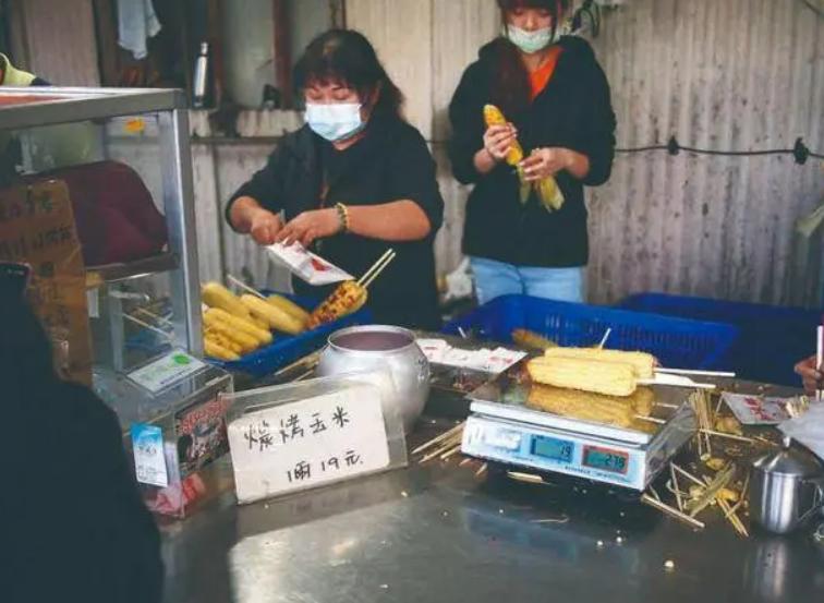 冬天摆摊烤玉米能赚多少钱 (烤玉米一年收入多少钱)