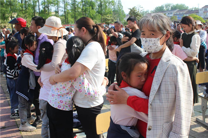 家校共育感恩主题班会,家校共育促进成长