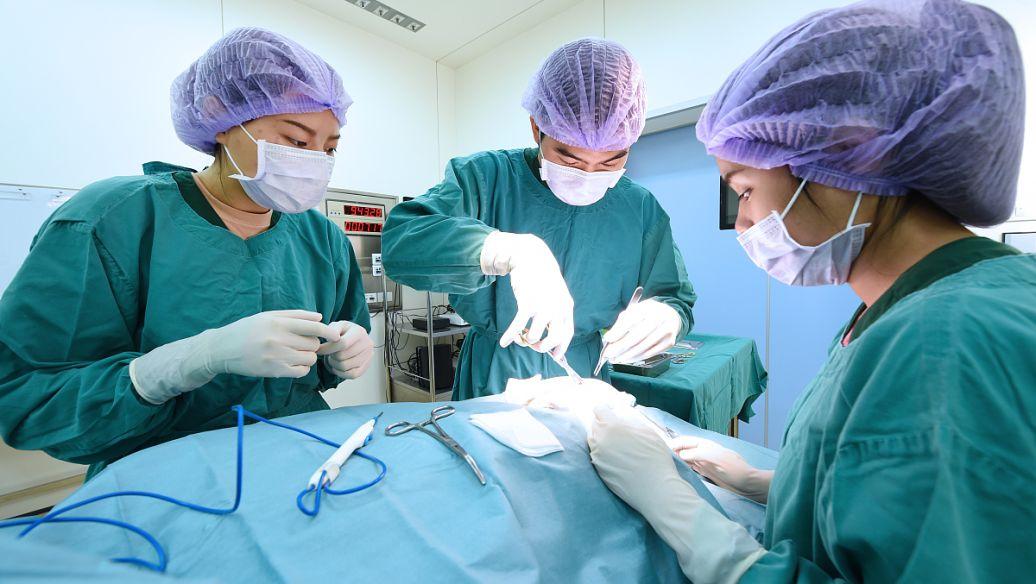 女子胃痛后面瘫，疑似神经发炎，做了高压氧，直到瘫痪才找到病因