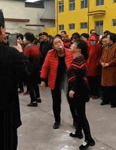 笑死了，女朋友说她昨晚游泳去了，这晒痕就是最好的证明