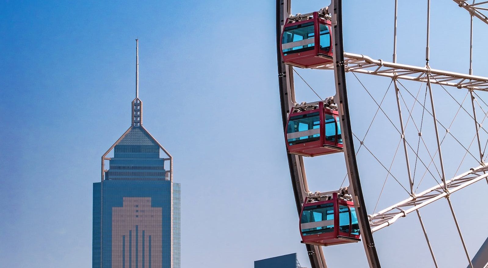 恒指重返25000点后市如何走向,恒指上涨后回调走势破中轨