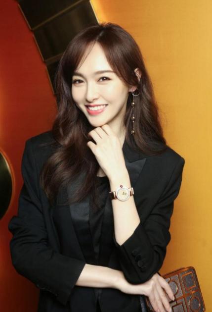 原形毕露！烤瓷牙“抢镜”忒显老，大概早已忘了“美人三分龅”