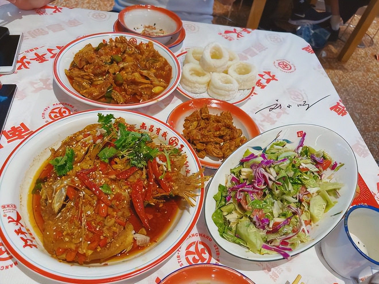 吃南昌美食辣哭的外地网红,网红江西南昌吃辣