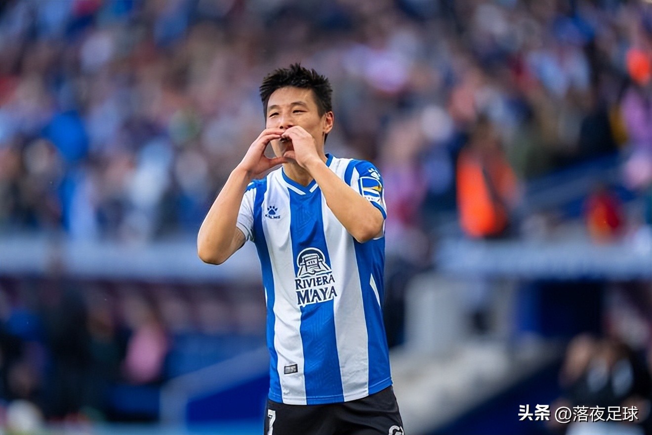 被武磊狠狠上了一课!24岁超新星后卫被拿捏,不知不觉送了点球!