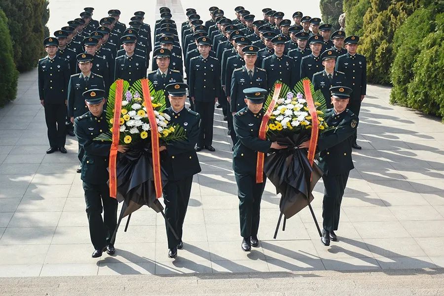 解放军清明缅怀红军先烈活动,清明祭奠革命先烈解放军鸣枪