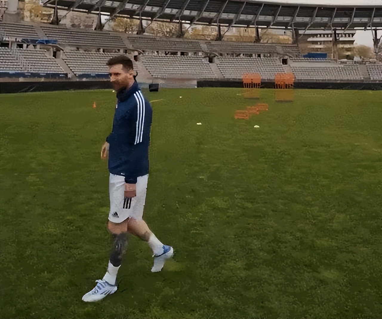 35岁梅西心态成熟真正球王踢法,假球王与真球王