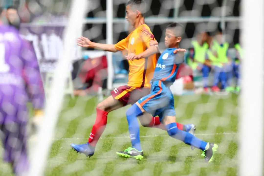 公安部定点帮扶的足球队，赢了！