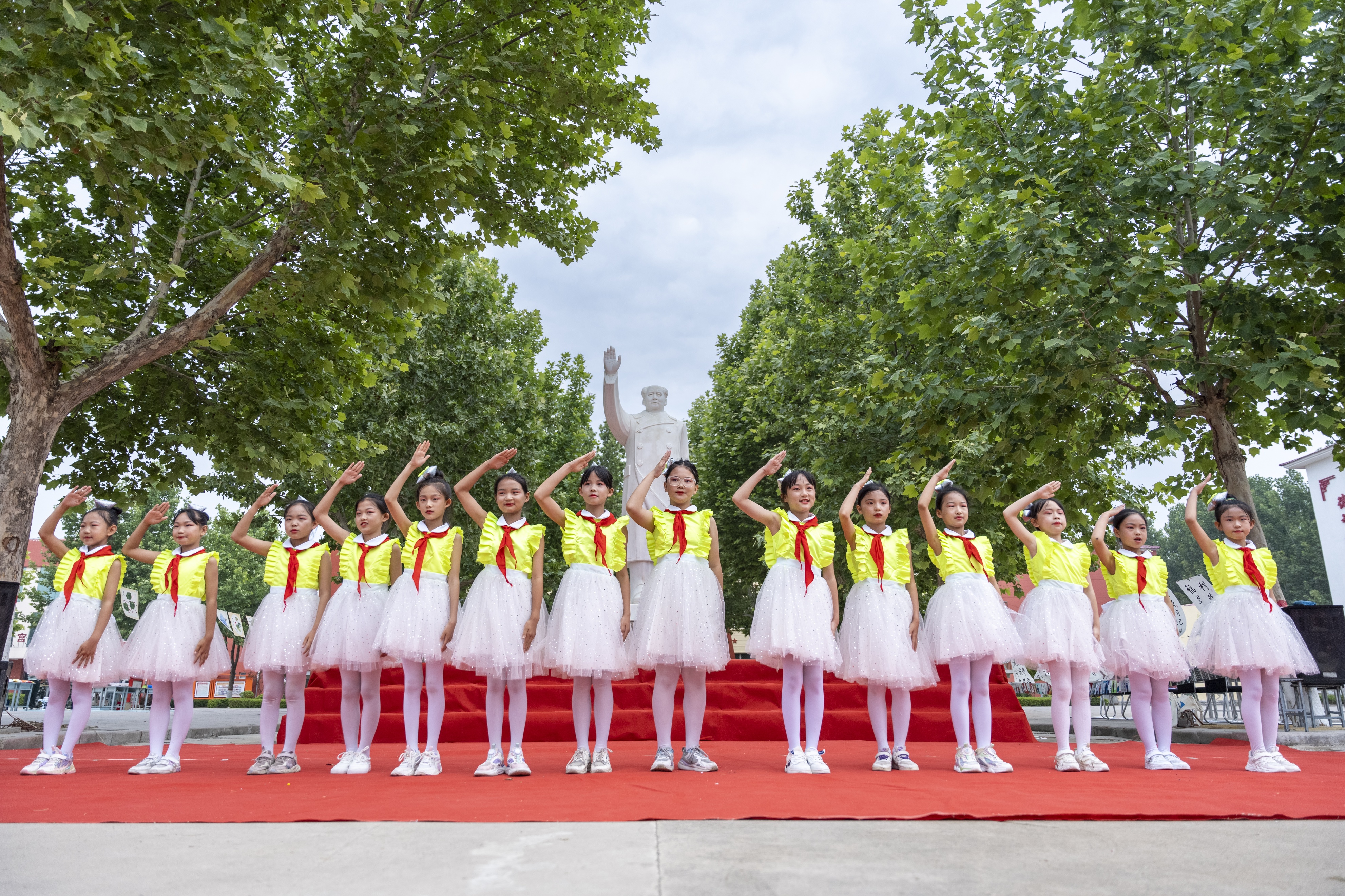 友邦友爱·守护春蕾平山县河渠希望小学“HELLO小孩”爱心套餐发放仪式举行