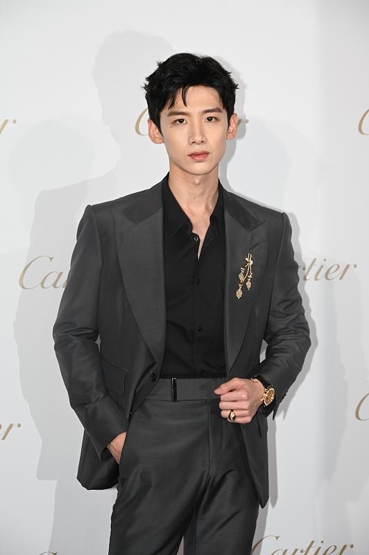 白敬亭美式复古穿搭,白敬亭黑色西服套装内搭黑打底