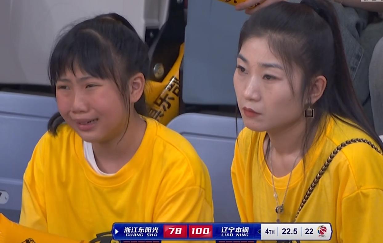 广厦半节2分痛失好局，场边女粉丝被“打哭”，球迷：感觉有猫腻