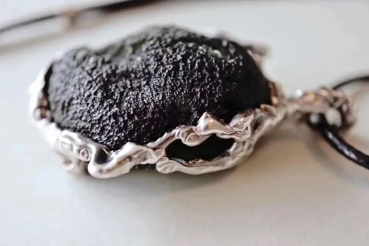 陨石和普通的石头有什么区别,怎么分辨陨石和石头