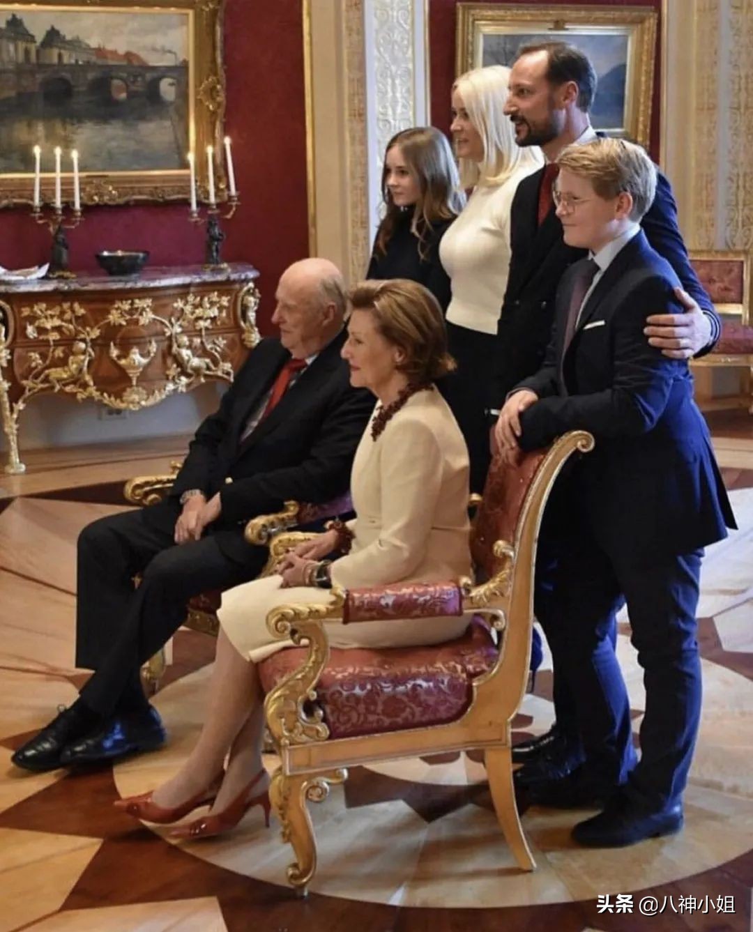 85岁平民王后替夫出席公务，大牌不断，婚姻竟然是欧洲最美满的？