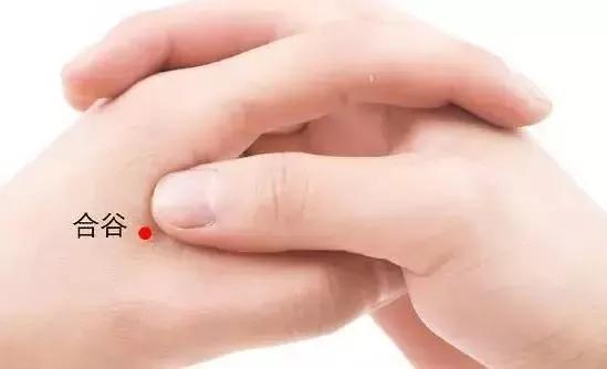 右腋窝臭是怎么回事,腋窝一个臭一个不臭