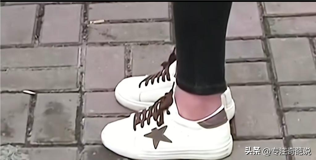 女子几杯红酒下肚，醒来发现内衣肩带松了