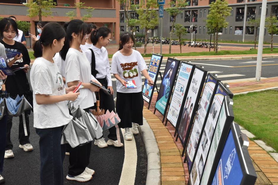 法治护航平安成长中小学生视频,法治进校园护航少年心
