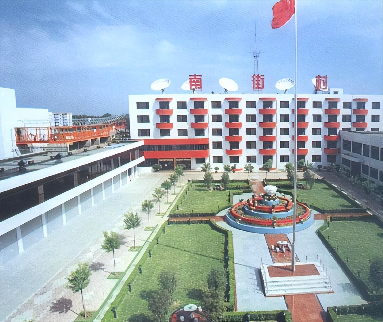 中国南街村第一村,中国的南街村到底有多好啊