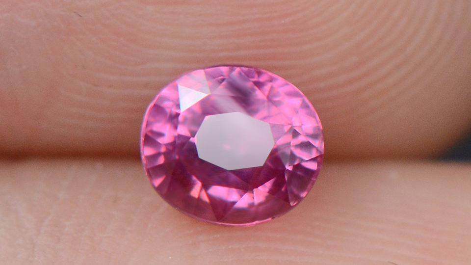 黄昏下的绝世美人，尤金妮公主的莲花刚玉宝石，见证王室爱情