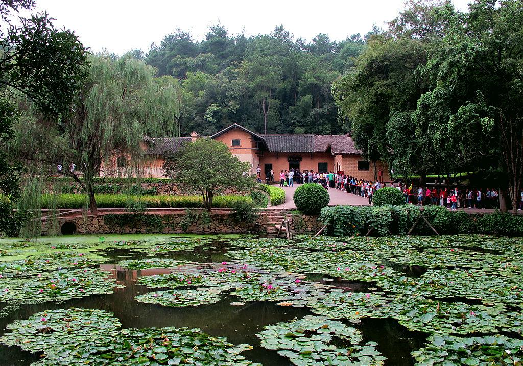 1959年，毛主席站在父母破旧的坟前：别修了，我走了，给我种土