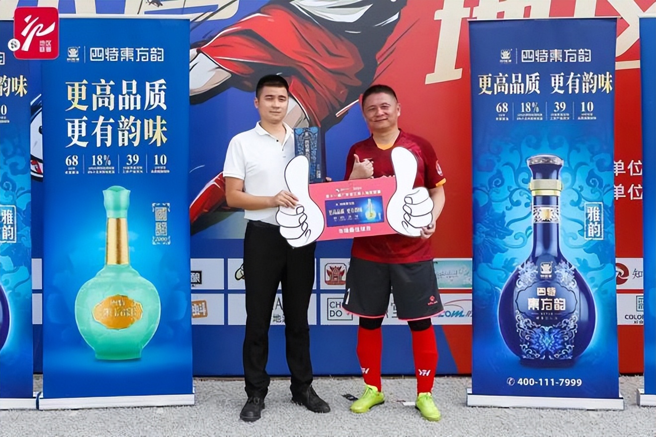 追奔露宿青海月，夺城夜蹋黄河冰。铁衣度碛雨飒飒，战鼓上陇雷凭