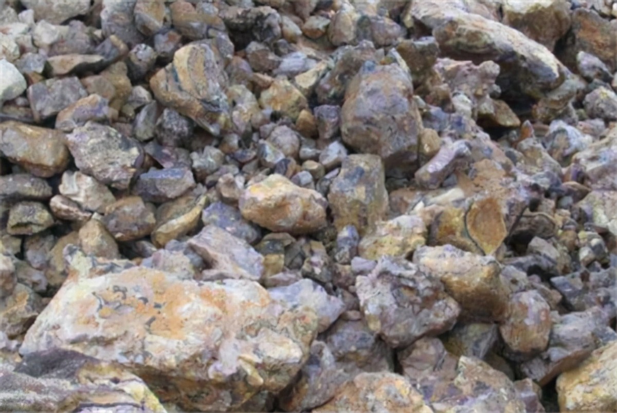 男子跋涉千里挖出6吨重夜明珠,男子挖出直径一米的夜明珠