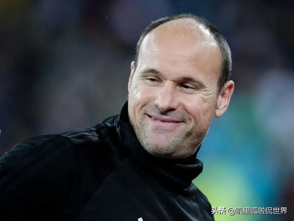 16张黄牌和四张红牌足球比赛,足球场谁跑动最多