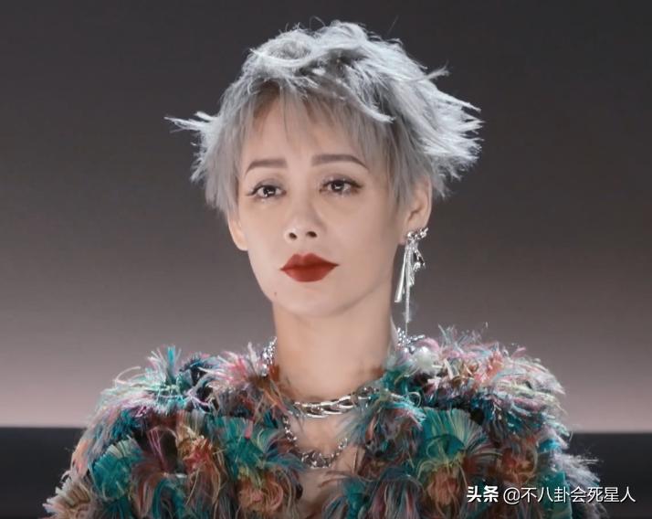 ​黑丝、高开叉、辣妹短裙，《浪姐3》舞台首秀，30个女明星杀疯了