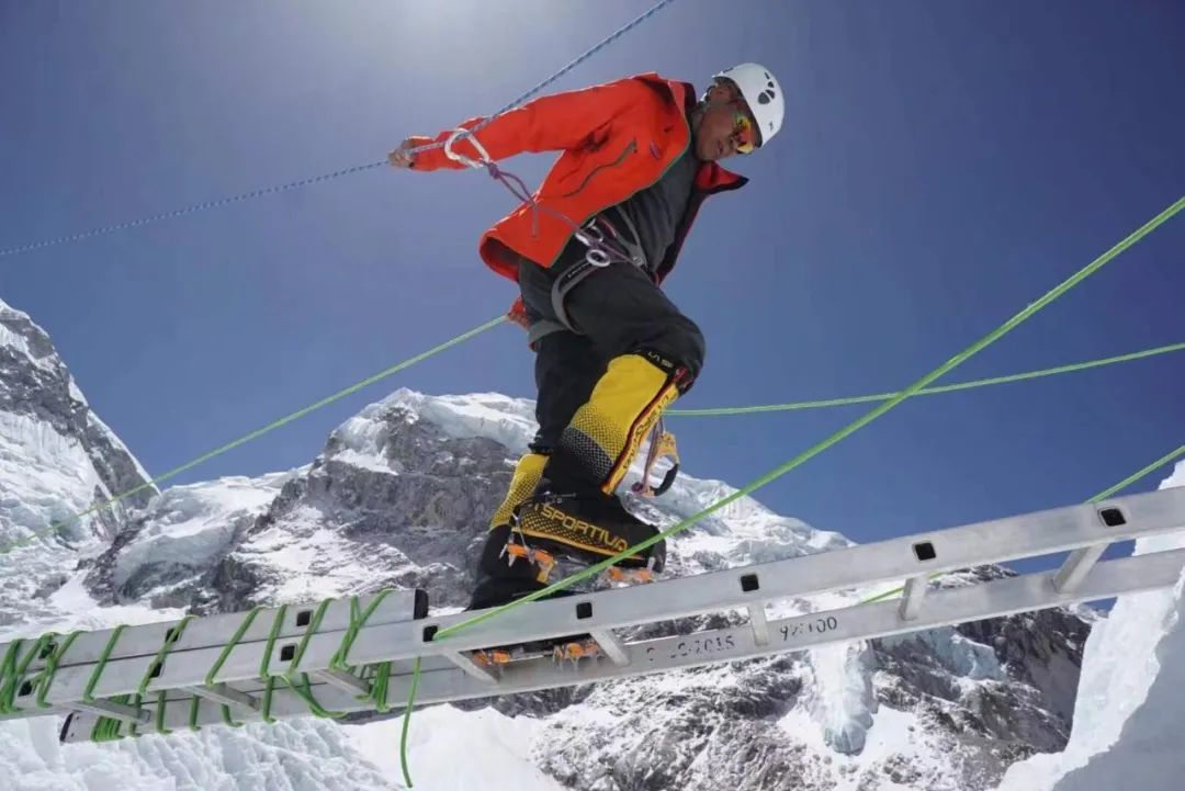 被仰望的前提是自己爬到了顶峰,成为眼里有光的攀登者