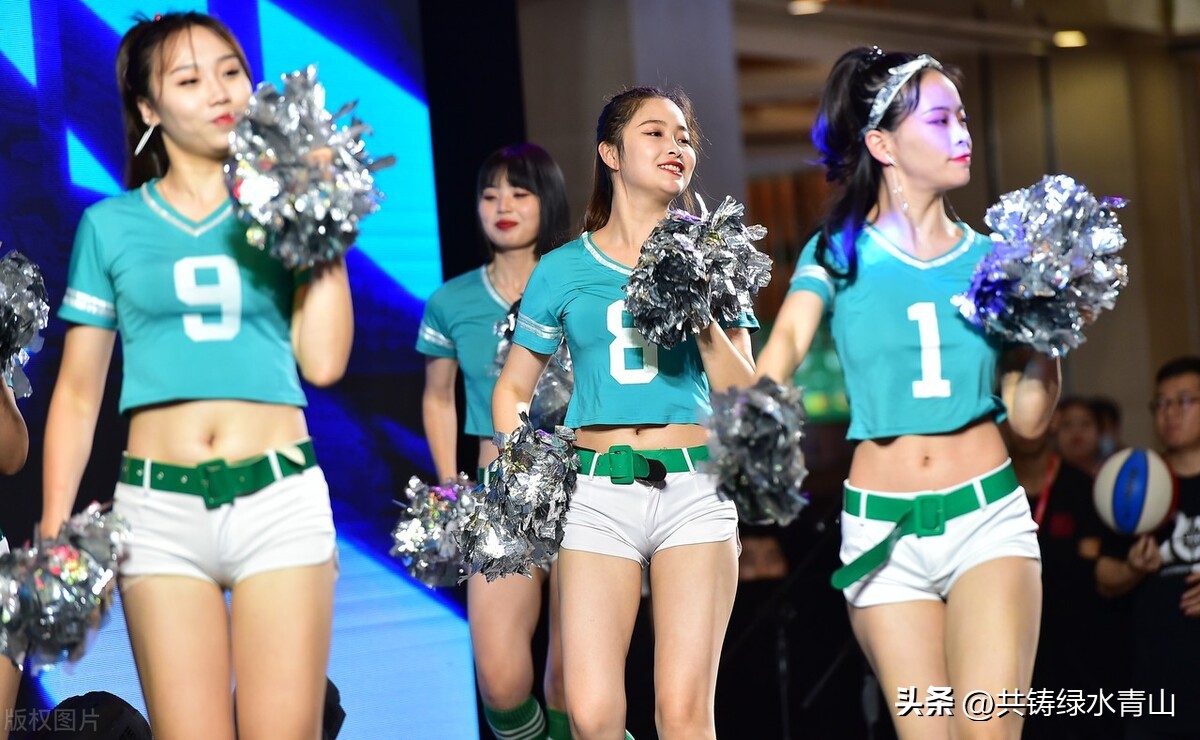 梅西中国行被握手,梅西中国行对球迷笑