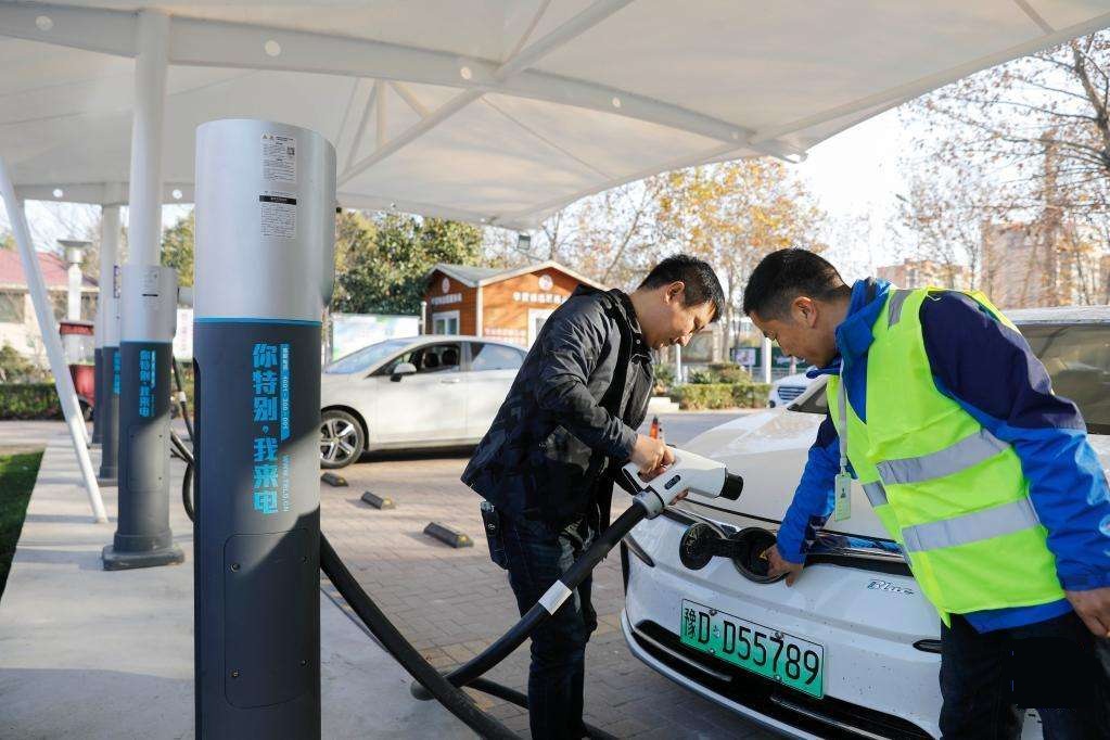 新能源汽车费用和燃油车对比,新能源汽车开着比燃油车省钱吗