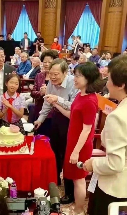 翁帆13年前嫁给杨振宁的原因,翁帆嫁给大自己54岁的杨振宁原因