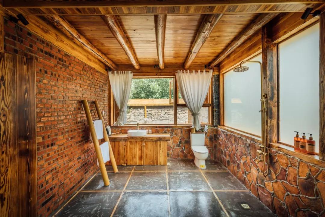 神仙眷侣辞掉高薪工作，爆改废弃山谷，悬崖高空造无边恒温泡池