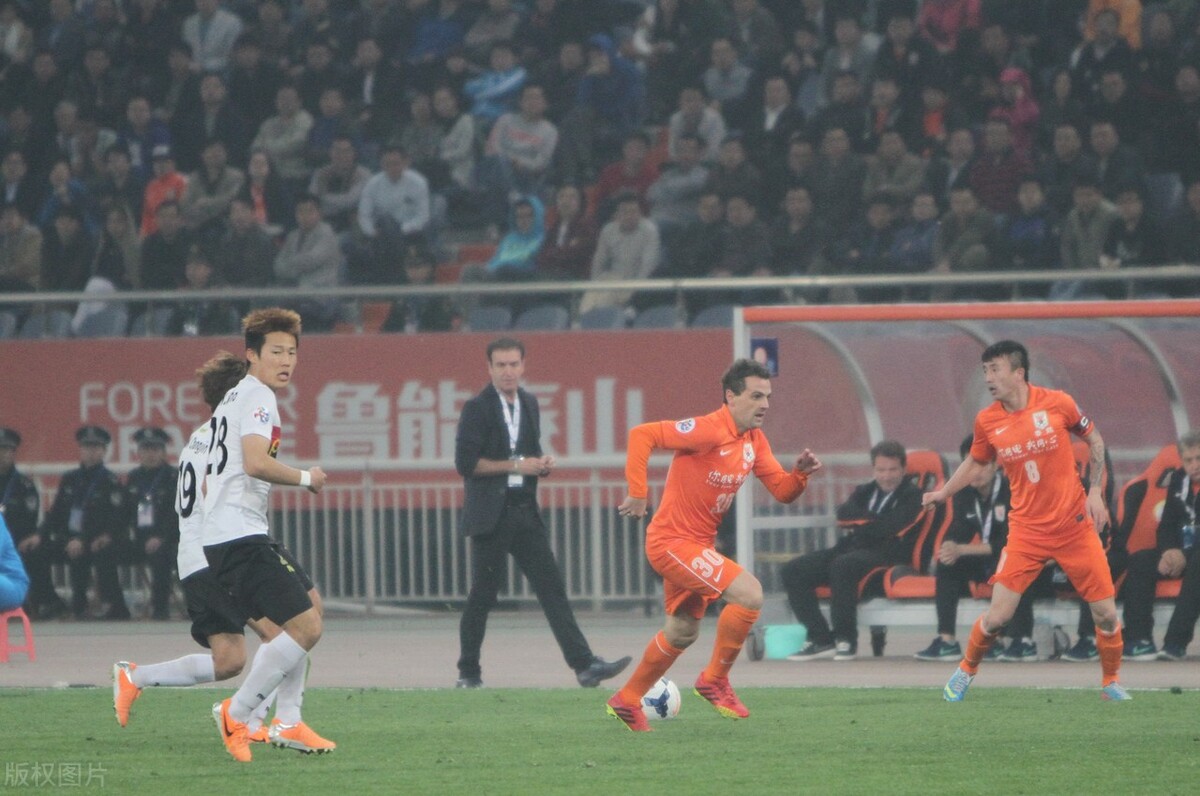 流浪足球重启，30年职业联赛再次起步，从壮志凌云到翘首企足！