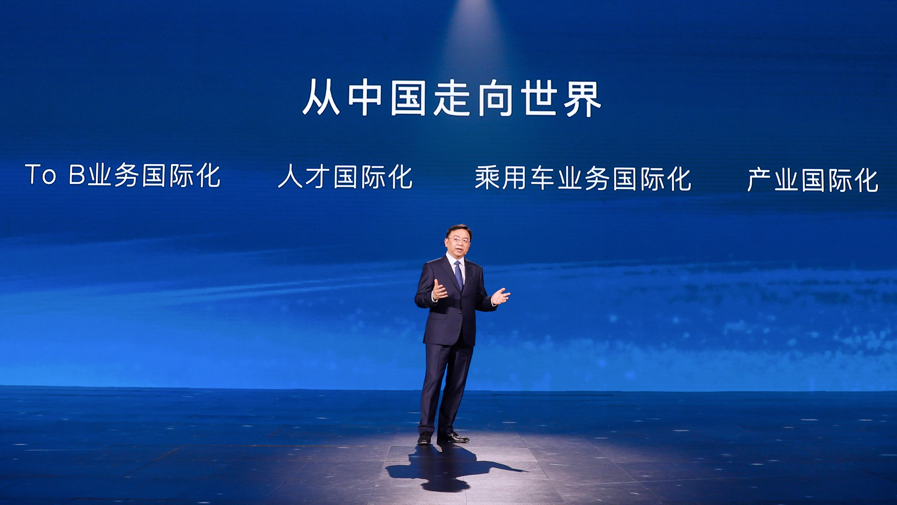 比亚迪王传福新车发布霸气演讲,比亚迪总裁王传福为元up车主交车