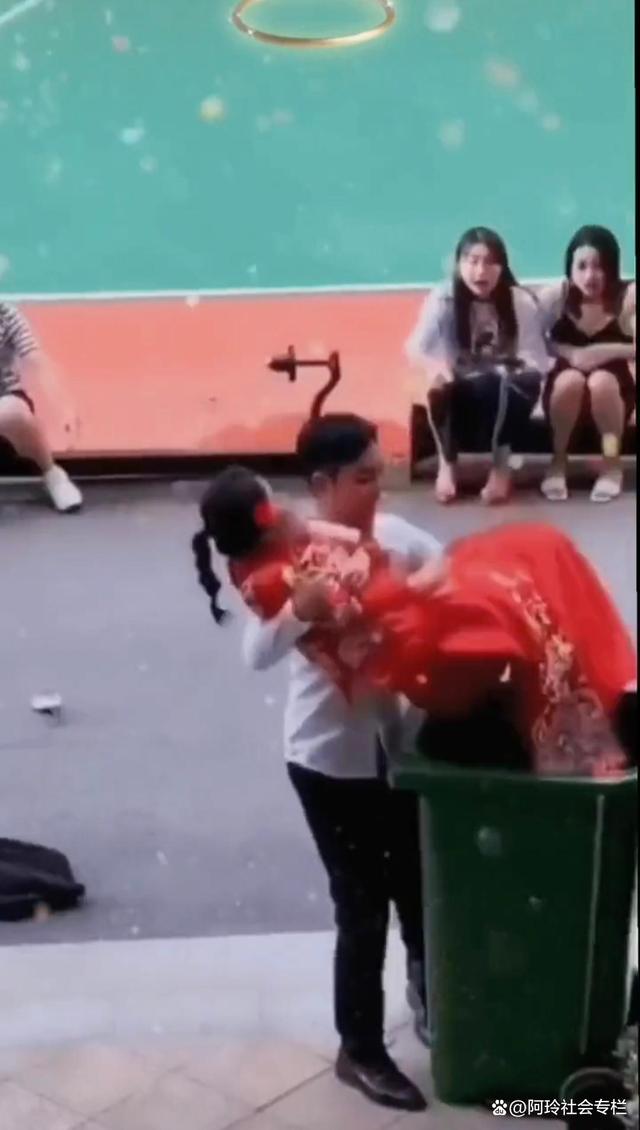 新娘嫌红包少当场扔掉新郎给耳光,改口费给少了新娘当场甩脸子