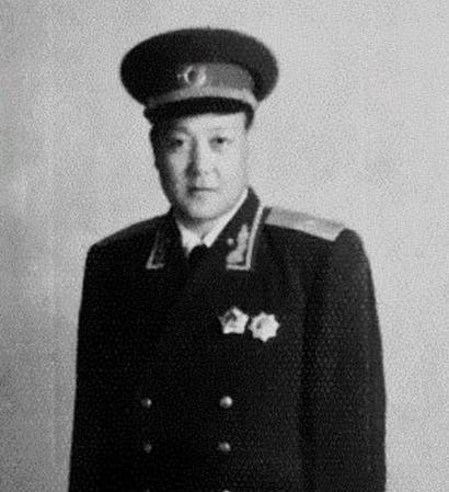 1949年,解放军一师长去北京饭店谈公务,往柜台一看:那是个特务