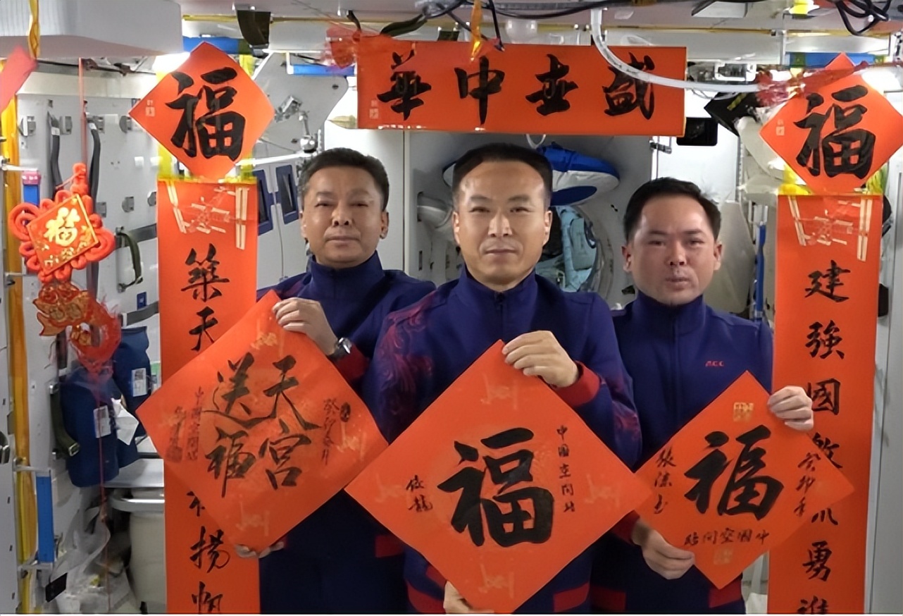 费俊龙、邓清明、张陆的手写春联，厚重大气，字字宽博，福气满满