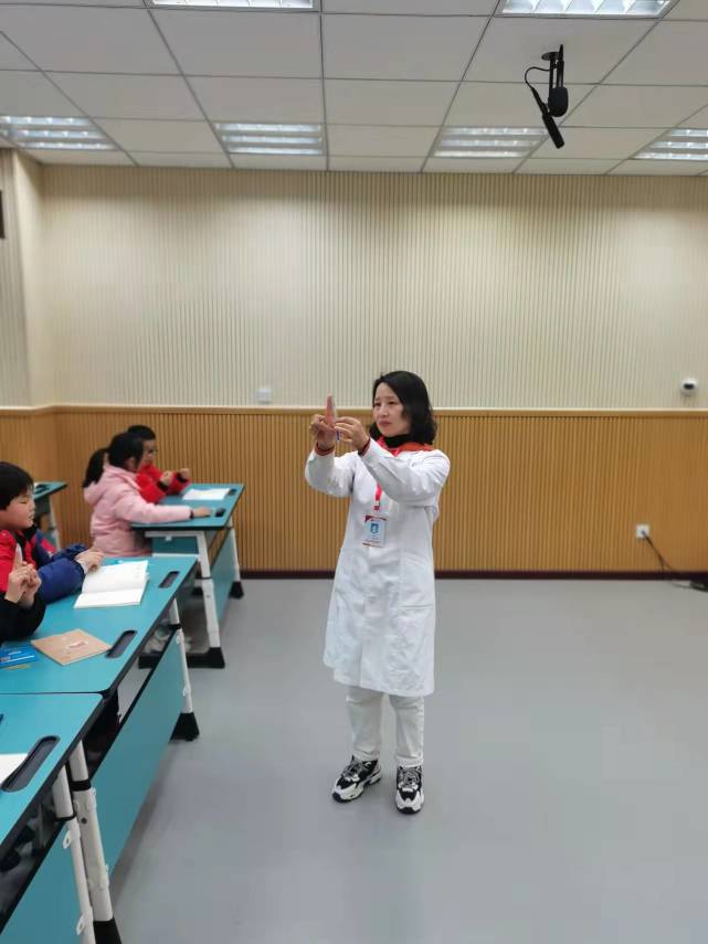 气球实操课,气球律动操幼儿小班