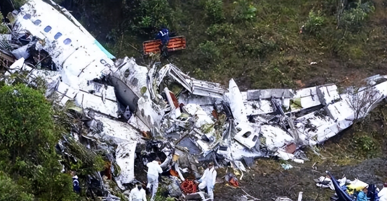 波音737空难飞行示意图,波音737空难事件坠落高度