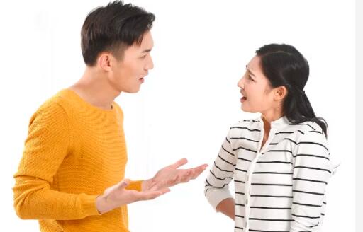 5万奢侈品让同行男买单原视频,女子买奢侈品让同行男子买单