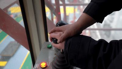 开吊车的女司机很漂亮,开天车女司机