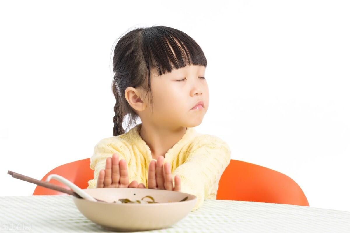 小孩脸上一块块的白斑是怎么回事,小孩脸上有一块块白斑什么原因