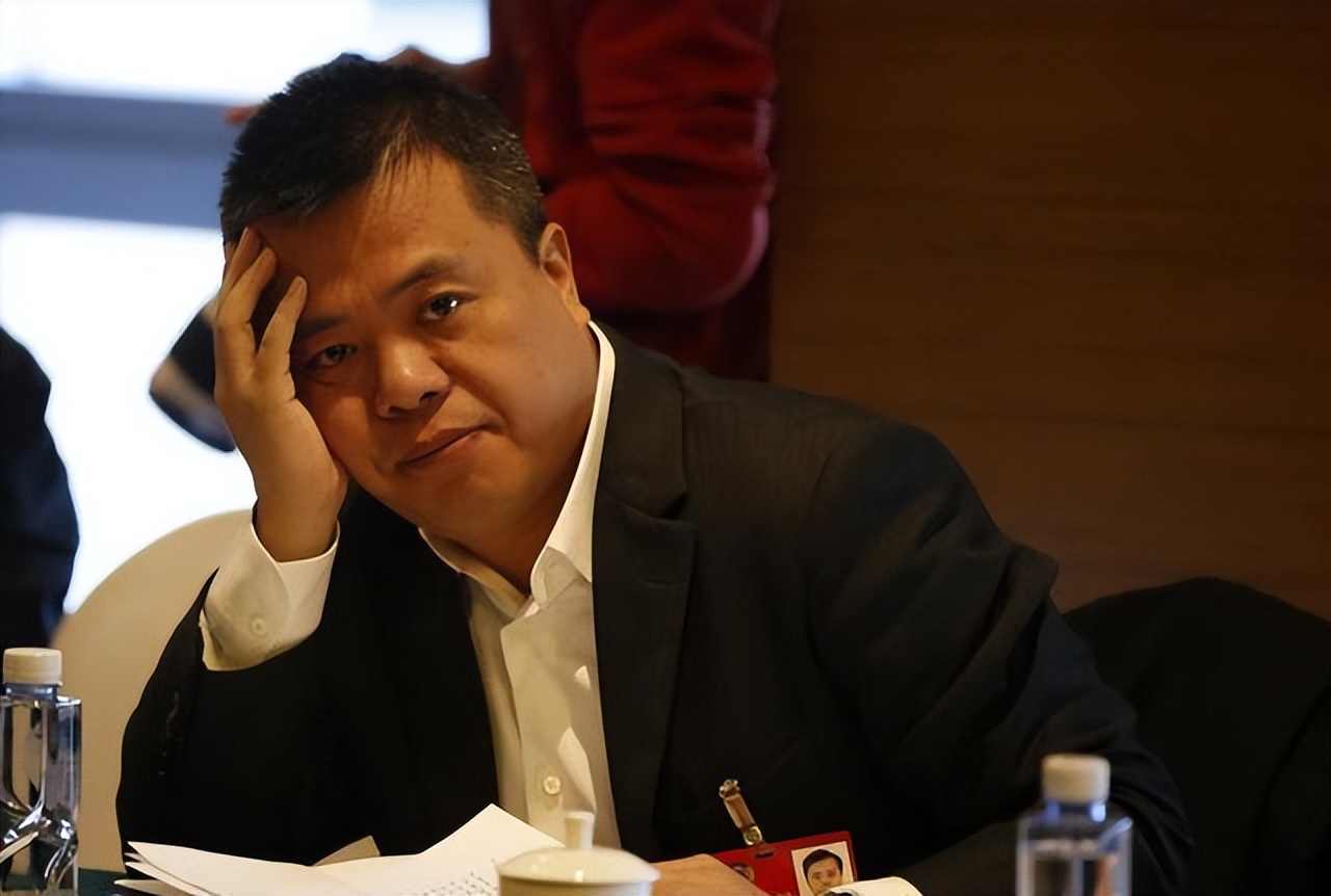 他靠传奇游戏狂赚几十亿，却将钱捐给外国大学，如今又想回来捞钱